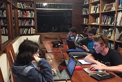 Students study in the Landmark College 图书馆