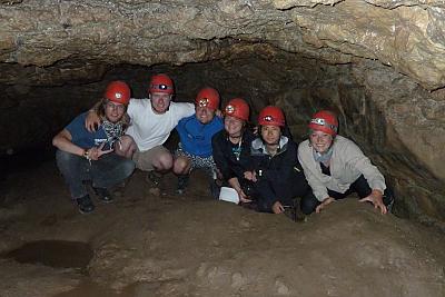地标学院的学生们在洞穴探险后戴着头盔拍照