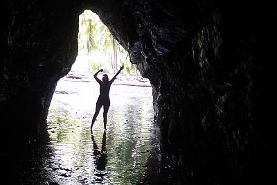 普拉亚·万塔纳斯洞穴里学生的剪影