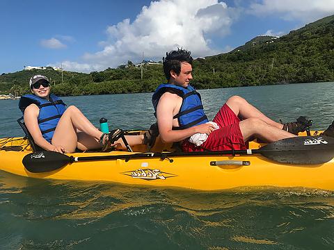 两名地标学院的学生共用一艘皮划艇在盐河上划桨