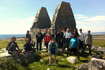 爱尔兰的大学生站在金字塔形的石碑前