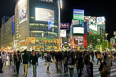 东京繁忙的城市十字路口